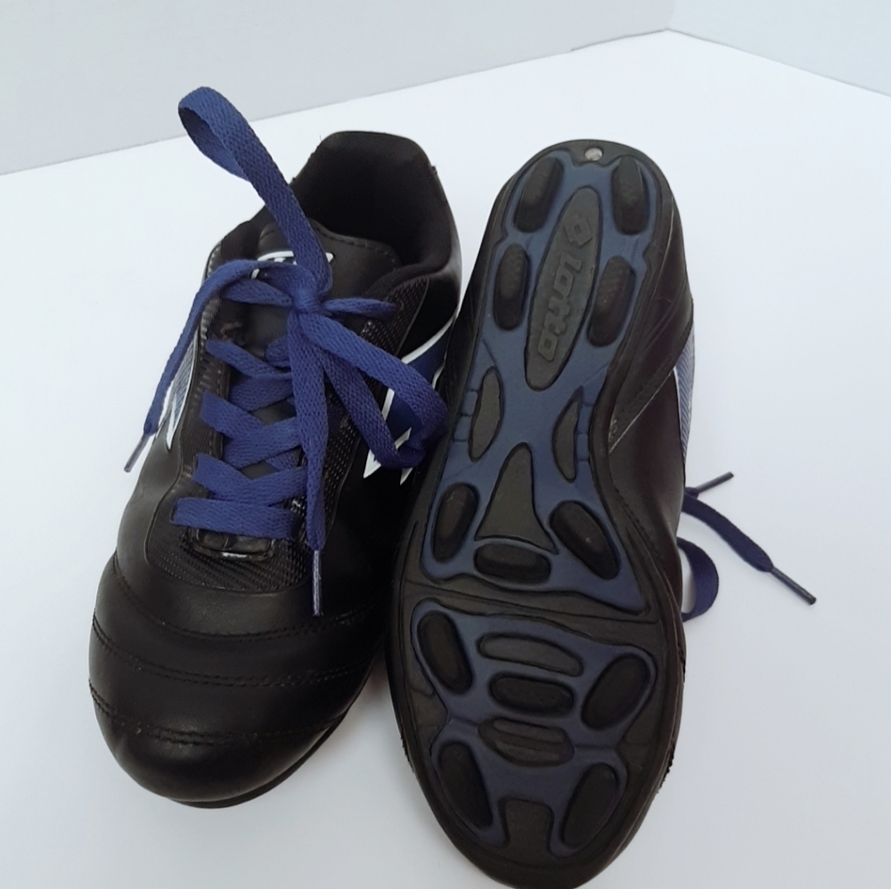 Soccer shoes